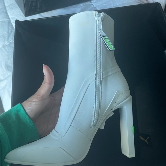 White boots - Picture 4 of 4